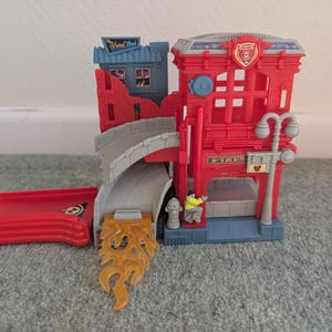 Vintage 2005 Matchbox Fire Station Rescue Pop-Up Playset (H1231) | Hot Wheels Compatible