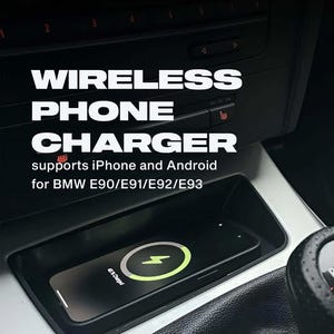 Può includere: Un caricabatterie wireless nero installato nella console centrale di un'auto, con uno smartphone che mostra un'icona di ricarica verde. Il testo recita: WIRELESS PHONE CHARGER supports iPhone and Android for BMW E90/E91/E92/E93.