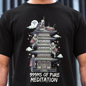 Könnte beinhalten: Schwarzes T-Shirt mit einem Pagoden-Design, Mönchen und Netzwerk-Layer-Bezeichnungen. Das Design umfasst ein WiFi-Symbol, einen Router und den Text "999ms of Pure Meditation". Ein einzigartiges Grafik-T-Shirt für Technikbegeisterte.