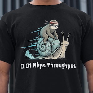Può includere: T-shirt nero con un bradipo dei cartoni animati che cavalca una lumaca, con la scritta "0.01 Mbps Throughput". Il bradipo indossa una fascia con la scritta "TURBO". La lumaca ha un guscio blu e bianco.