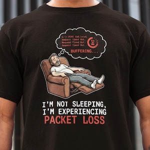 Op de afbeelding: Een set van drie keramische mokken met een gespikkelde, matte afwerking. De mokken zijn in crème, lichtgrijs en donkergrijs. Elke mok heeft een eenvoudig, minimalistisch ontwerp en een afgeronde handgreep.