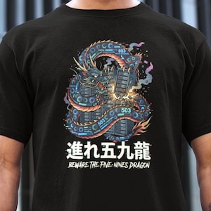 Puede incluir: Camiseta negra con una ilustración detallada de un dragón azul envuelto alrededor de un edificio. El diseño incluye el número "503" y texto japonés. También está presente la frase "Beware the Five-Nines Dragon".