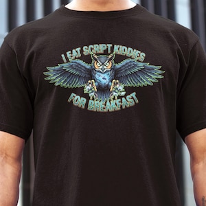 Puede incluir: Camiseta negra con una ilustración detallada de un búho con las alas extendidas. El búho es en tonos azules, verdes y amarillos, con el texto "I EAT SCRIPT KIDDIES FOR BREAKFAST" arriba y abajo.