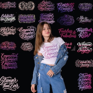 以下が含まれることがあります： ピンク色の筆記体で「Empowered Women Empower Women」と書かれた白いTシャツを着た若い人が、デニムジャケットとジーンズを着用しています。背景には、さまざまな力を与えるフレーズが筆記体で表示されています。