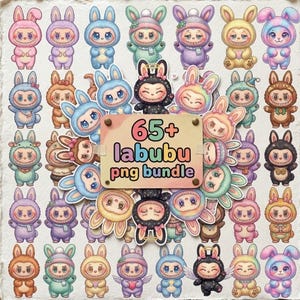 Puede incluir: Una colección de más de 65 ilustraciones de personajes Labubu en varios colores y atuendos, dispuestas en una cuadrícula. Un letrero rectangular central presenta el texto 65+ labubu png bundle en letras coloridas y redondeadas.