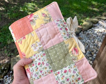 Handgefertigter, gesteppter Bibelumschlag mit Stickerei | Baumwollstoff mit Blumenmuster, christliches Geschenk