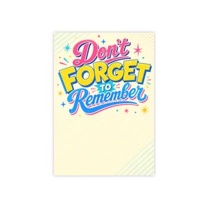 Op de afbeelding: Een rechthoekige kaart met een crèmekleurige achtergrond met de tekst Don't FORGET TO Remember in gestileerde roze, gele en blauwe letters. Het ontwerp bevat kleine kleurrijke ster- en puntaccenten met diagonale strepen in de hoeken.