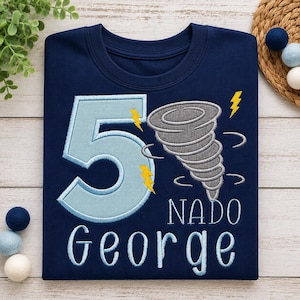 Maglietta di compleanno personalizzata a tema tornado, con ricamo personalizzato di età e nome, completo di compleanno per bambini a tema caccia alle tempeste, maglietta per feste a tema meteo.