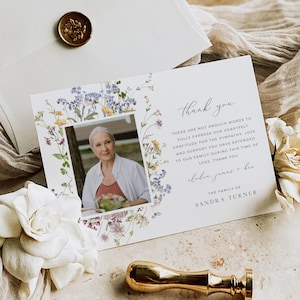 Tarjeta de agradecimiento funeraria de flores silvestres Mujer, Tarjeta de agradecimiento conmemorativa con foto, Celebración de la vida Gracias Plantilla de agradecimiento editable 504-A