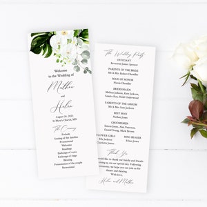 Könnte beinhalten: Hochzeitszeremonie-Programm mit weißem und grünem Blumendesign. Das Programm enthält die Namen der Hochzeitsgesellschaft, des Standesbeamten und die Reihenfolge der Zeremonie. Der Text "Willkommen zur Hochzeit von Matthew und Helen" steht oben auf dem Programm.