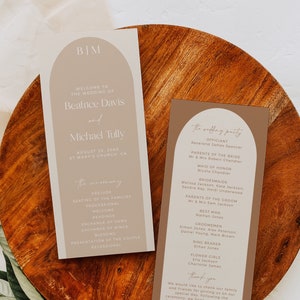 Puede incluir: Dos programas de ceremonia de boda con fondo marrón claro y un arco tostado. El texto del programa de la izquierda dice "Bienvenido a la boda de Beatrice Davis y Michael Tully, 25 de agosto de 20XX, Iglesia de St. Mary, CA". El texto del programa de la derecha dice "La fiesta de la boda, Oficiante: Reverendo James Spencer, Padres de la novia: Sr. y Sra. Robert Chandler, Dama de honor: Nicola Chandler, Damas de honor: Melissa Jackson, Kate Jackson, Sandra Kay, Heidi Underwood, Padres del novio: Sr. y Sra. Sam Jackson, Mejor hombre: Nathan Jones, Padrinos de boda: Simon Jones, Alex Peterson, Daniel Young, Mark Brown, Portador de anillos: Ethan Jones, Damas de flores: Ella Jackson, Charlotte James, Gracias. Nos gustaría agradecer a nuestra familia y amigos por unirse a nosotros en nuestro día especial. Después de la ceremonia, esperamos que puedan unirse a nosotros para cenar y bailar. Con amor, Beatrice y Michael."