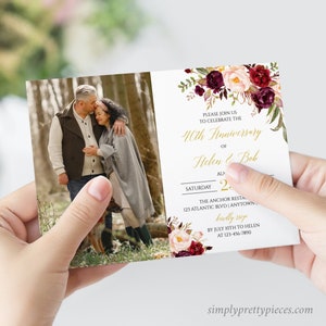 Puede incluir: Tarjeta de invitación para una celebración del 40 aniversario. La tarjeta presenta una foto de una pareja y detalles florales en borgoña, rosa y verde. El texto dice: "Únase a nosotros para celebrar el 40 aniversario de Helen & Bob."