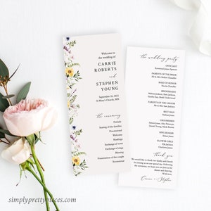 Puede incluir: Programa de la ceremonia de boda con borde floral y texto que dice "Bienvenido a la boda de Carrie Roberts y Stephen Young, 26 de septiembre de 2021, Iglesia de St. Mary's, MN". El programa enumera el orden de la ceremonia y la fiesta de bodas.