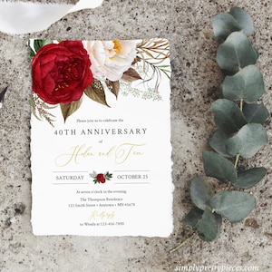 Puede incluir: Una invitación blanca con ilustraciones florales rojas y blancas. La invitación es para una celebración del 40 aniversario de Helen y Tom. El evento es el sábado 25 de octubre a las 7:00 pm en The Thompson Residence, 123 Smith Street, Anytown, MN 45678. RSVP a Wendy al 123-456-7890.