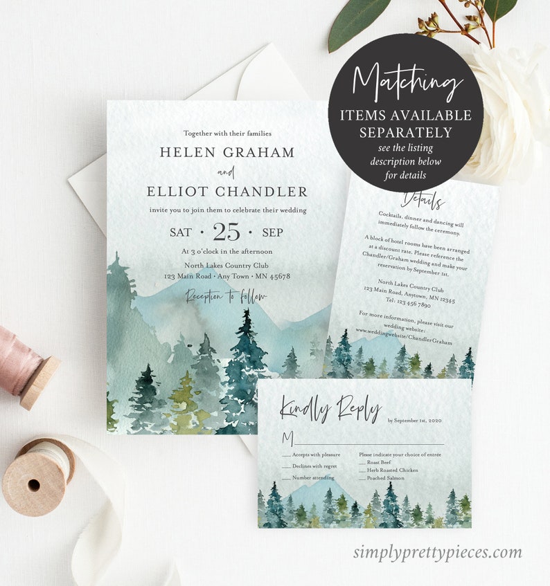 Puede incluir: Un conjunto de invitaciones de boda con un fondo de acuarela de un bosque con &aacute;rboles azules y verdes. La invitaci&oacute;n incluye los nombres Helen Graham y Elliot Chandler, la fecha s&aacute;bado 25 de septiembre y la ubicaci&oacute;n North Lakes Country Club. La tarjeta RSVP incluye una opci&oacute;n de cenas: Roast Beef, Pollo Asado con Hierbas y Salm&oacute;n Salteado.