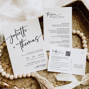 K&ouml;nnte beinhalten: Eine wei&szlig;e Hochzeitseinladungssuite mit schwarzem Kalligraphietext. Die Einladungskarte zeigt die Namen "Juliette + Thomas" und das Hochzeitsdatum "08.20.20XX". Die RSVP-Karte enth&auml;lt einen QR-Code und den Text "Kindly Reply by August 1st".