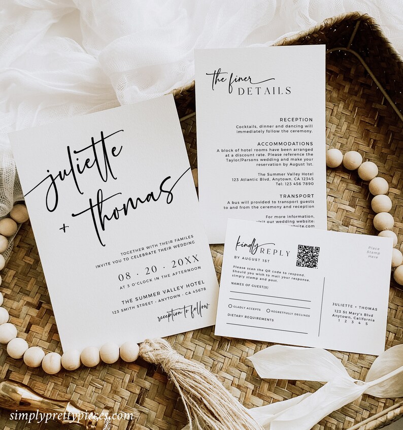K&ouml;nnte beinhalten: Eine wei&szlig;e Hochzeitseinladungssuite mit schwarzem Kalligraphietext. Die Einladungskarte zeigt die Namen "Juliette + Thomas" und das Hochzeitsdatum "08.20.20XX". Die RSVP-Karte enth&auml;lt einen QR-Code und den Text "Kindly Reply by August 1st".