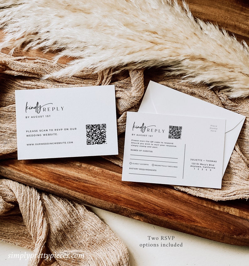 K&ouml;nnte beinhalten: Zwei wei&szlig;e RSVP-Karten mit einem schwarz-wei&szlig;en Design. Die obere Karte hat einen QR-Code und den Text "kindly REPLY BY AUGUST 1ST" und "PLEASE SCAN TO RSVP ON OUR WEDDING WEBSITE. www.OURWEDDINGWEBSITE.COM". Die untere Karte hat einen QR-Code und den Text "kindly REPLY BY AUGUST 1ST" und "Bitte scannen Sie den QR-Code, um zu antworten. Wenn Sie Ihre Antwort per Post senden m&ouml;chten, frankieren Sie sie einfach mit einer Briefmarke und senden Sie sie ab".