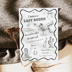Pu&ograve; includere: Un invito illustrato in bianco e nero per un addio al nubilato con il testo "Cassie's Last Rodeo" e una cowgirl che cavalca un bicchiere di champagne. L'invito include i dettagli dell'evento, tra cui le date, la posizione e le informazioni di RSVP.