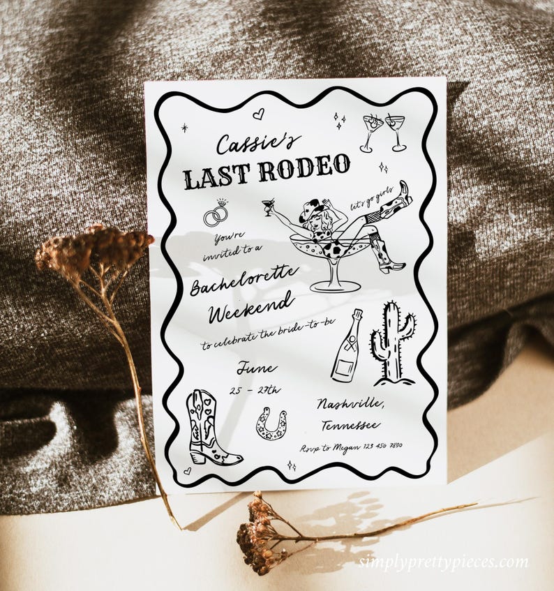 Pu&ograve; includere: Un invito illustrato in bianco e nero per un addio al nubilato con il testo "Cassie's Last Rodeo" e una cowgirl che cavalca un bicchiere di champagne. L'invito include i dettagli dell'evento, tra cui le date, la posizione e le informazioni di RSVP.