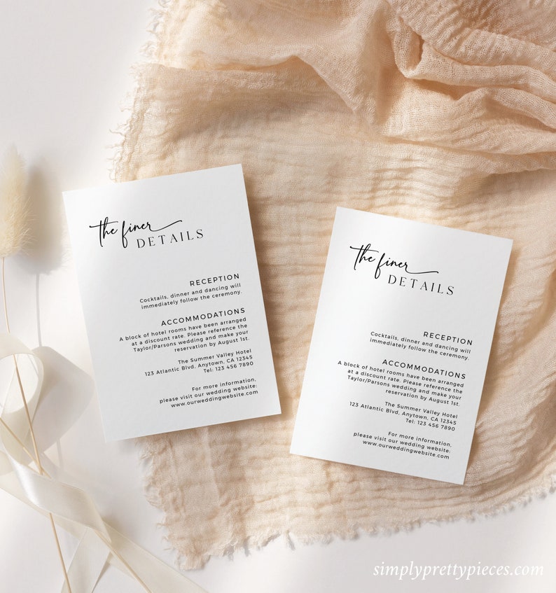 K&ouml;nnte beinhalten: Zwei wei&szlig;e Karten mit schwarzem Text, jede mit dem Titel "The finer details". Die Karten geben Informationen &uuml;ber einen Hochzeitsempfang und Unterk&uuml;nfte. Der Empfang beinhaltet Cocktails, Abendessen und Tanzen. Die Unterk&uuml;nfte befinden sich in einem Hotel mit einem erm&auml;&szlig;igten Preis f&uuml;r Hochzeitsg&auml;ste. Das Hotel ist The Summer Valley Hotel, gelegen am 123 Atlantic Blvd., Anytown, CA 12345. Die Telefonnummer lautet 123 456 7890.