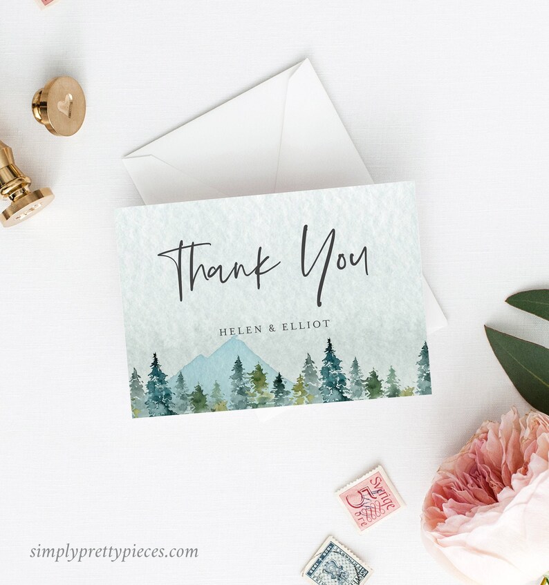 Puede incluir: Una tarjeta de agradecimiento con una ilustraci&oacute;n de acuarela de una cordillera y pinos. El texto "Thank You" est&aacute; escrito en letra cursiva negra. Debajo de la ilustraci&oacute;n, el texto "Helen & Elliot" est&aacute; escrito en negro.
