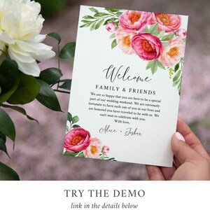 Puede incluir: Un cartel de bienvenida de boda con flores rosas y blancas y hojas verdes. El texto dice "Bienvenido Familia y Amigos" e incluye un mensaje sobre celebrar con seres queridos. Los nombres "Alice + Josh" est&aacute;n escritos en la parte inferior.