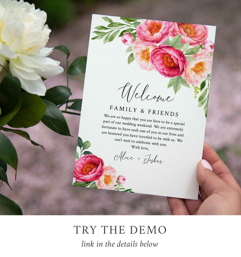 Puede incluir: Un cartel de bienvenida de boda con flores rosas y blancas y hojas verdes. El texto dice "Bienvenido Familia y Amigos" e incluye un mensaje sobre celebrar con seres queridos. Los nombres "Alice + Josh" est&aacute;n escritos en la parte inferior.