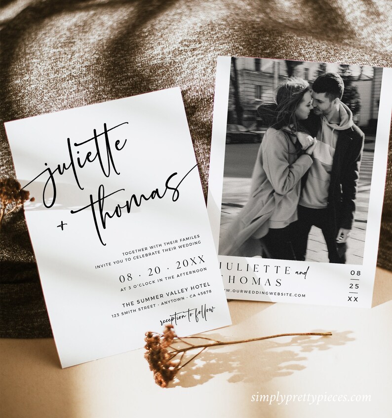 K&ouml;nnte beinhalten: Eine Hochzeitseinladung mit einem Schwarzwei&szlig;foto eines sich umarmenden Paares. Die Einladung ist auf wei&szlig;em Karton mit schwarzem Text gedruckt. Der Text lautet "juliette + thomas" und enth&auml;lt das Datum "08.20.20XX" und den Ort "THE SUMMER VALLEY HOTEL".
