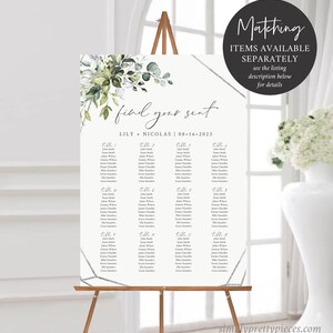 Puede incluir: Un plano de asientos de boda blanco con un dise&ntilde;o geom&eacute;trico plateado y vegetaci&oacute;n. El plano de asientos tiene el texto "find your seat" y enumera los nombres de los invitados asignados a cada mesa. El plano de asientos tambi&eacute;n incluye los nombres "Lily + Nicolas" y la fecha "08-16-2023".