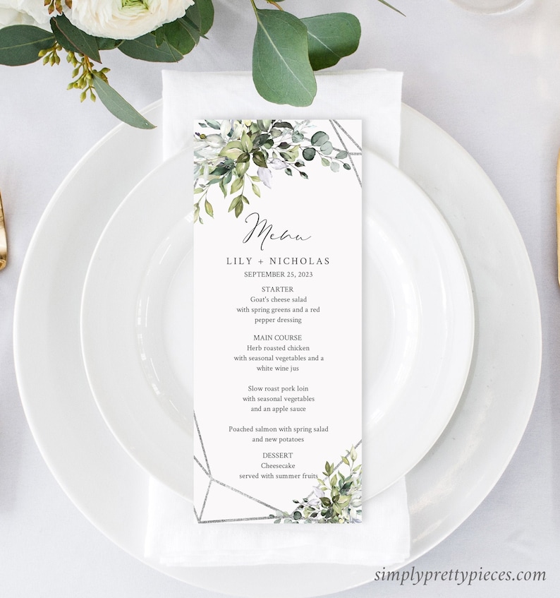 Puede incluir: Una tarjeta de men&uacute; de boda con un dise&ntilde;o floral verde y blanco. El men&uacute; incluye opciones de entrante, plato principal y postre. El texto en la tarjeta dice "Lily + Nicholas, 25 de septiembre de 2023".