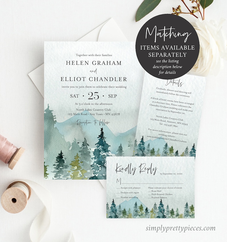 K&ouml;nnte beinhalten: Hochzeits-Einladungssuite mit einem Aquarellhintergrund eines Waldes mit blauen und gr&uuml;nen B&auml;umen. Die Einladung enth&auml;lt die Namen Helen Graham und Elliot Chandler, das Datum 25. September und den Ort North Lakes Country Club. Die RSVP-Karte bietet eine Auswahl an Abendessenoptionen: Roastbeef, Kr&auml;uter-Brath&auml;hnchen und gebratenen Lachs.