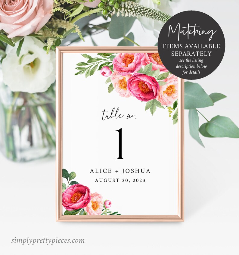 Puede incluir: Una tarjeta de n&uacute;mero de mesa blanca con un dise&ntilde;o floral rosa. La tarjeta tiene un marco dorado y dice "table no. 1" con el texto "ALICE + JOSHUA AUGUST 20, 2023" debajo del n&uacute;mero.