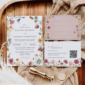 Op de afbeelding: Huwelijksuitnodigingsset met bloemenontwerpen. De uitnodiging heeft een aquarelbloemenrand met de namen Willow Monroe en Thomas Parkinson, de datum zaterdag 25 augustus en de tijd twee duizend twintig xxx om vier uur 's middags. De kaart met de receptiedetails bevat informatie over de receptie, accommodatie en een QR-code voor RSVP. De antwoordkaart bevat een QR-code en de tekst "Graag reageren voor 1 augustus. Scan om je aan te melden op onze trouwwebsite. www.ourweddingwebsite.com"