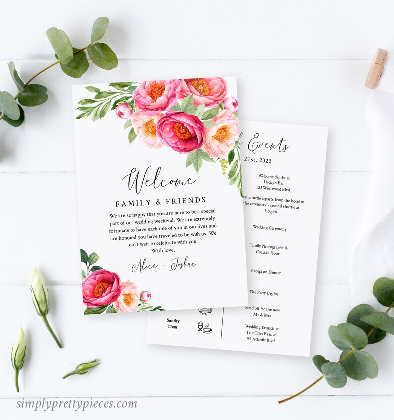Puede incluir: Un conjunto de invitaciones de boda con un dise&ntilde;o floral. La tarjeta de bienvenida presenta flores rosas y blancas con hojas verdes. La tarjeta dice "Bienvenido Familia y Amigos". La segunda tarjeta enumera los eventos de la boda del d&iacute;a, incluida la ceremonia, la hora del c&oacute;ctel y la cena de recepci&oacute;n.