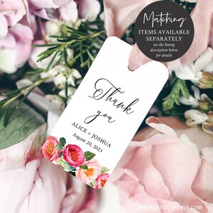 Puede incluir: Etiqueta de agradecimiento blanca con dise&ntilde;o floral rosa. La etiqueta dice "Gracias" en escritura cursiva y "ALICE + JOSHUA 20 de agosto de 2023".