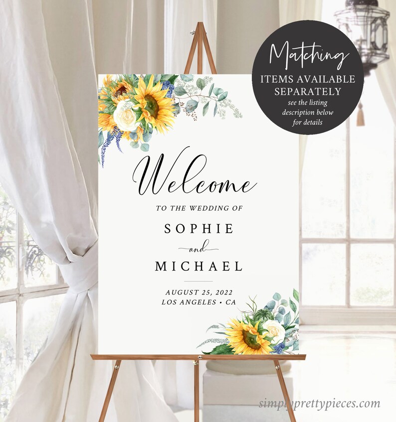 K&ouml;nnte beinhalten: Willkommensschild mit Sonnenblumen, Gr&uuml;npflanzen und wei&szlig;en Blumen. Das Schild lautet "Willkommen zur Hochzeit von Sophie und Michael, 25. August 2022, Los Angeles, Kalifornien".