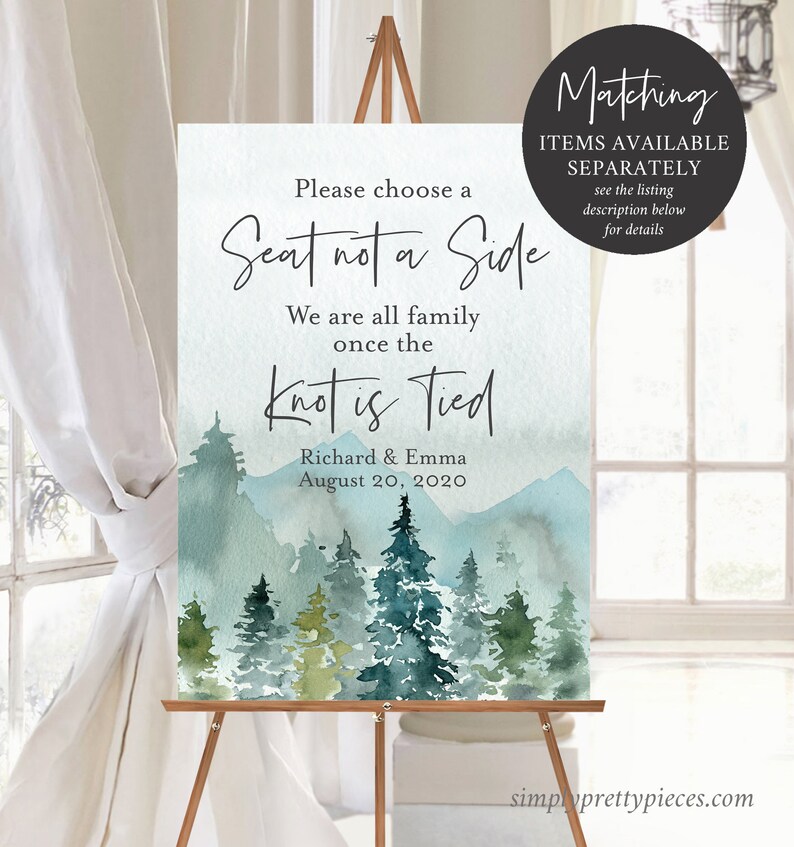 K&ouml;nnte beinhalten: Ein Hochzeitsschild mit einem Aquarellhintergrund aus Bergen und B&auml;umen. Das Schild sagt "Bitte w&auml;hlen Sie einen Platz, nicht eine Seite. Wir sind alle Familie, sobald der Knoten gebunden ist. Richard & Emma 20. August 2020".