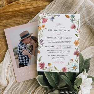 Op de afbeelding: Een huwelijksuitnodiging met een bloemige rand. De uitnodiging is wit met roze en groene bloemen. De tekst luidt "Samen met hun families Willow Monroe en Thomas Parkinson Wij nodigen u graag uit om de viering van onze bruiloft bij te wonen Zaterdag 25 augustus Twee duizend twintig XXX Om vier uur 's middags The Summer Valley Hotel 123 Smith Street Anytown CA 45678 receptie aansluitend simplyprettypieces.com"