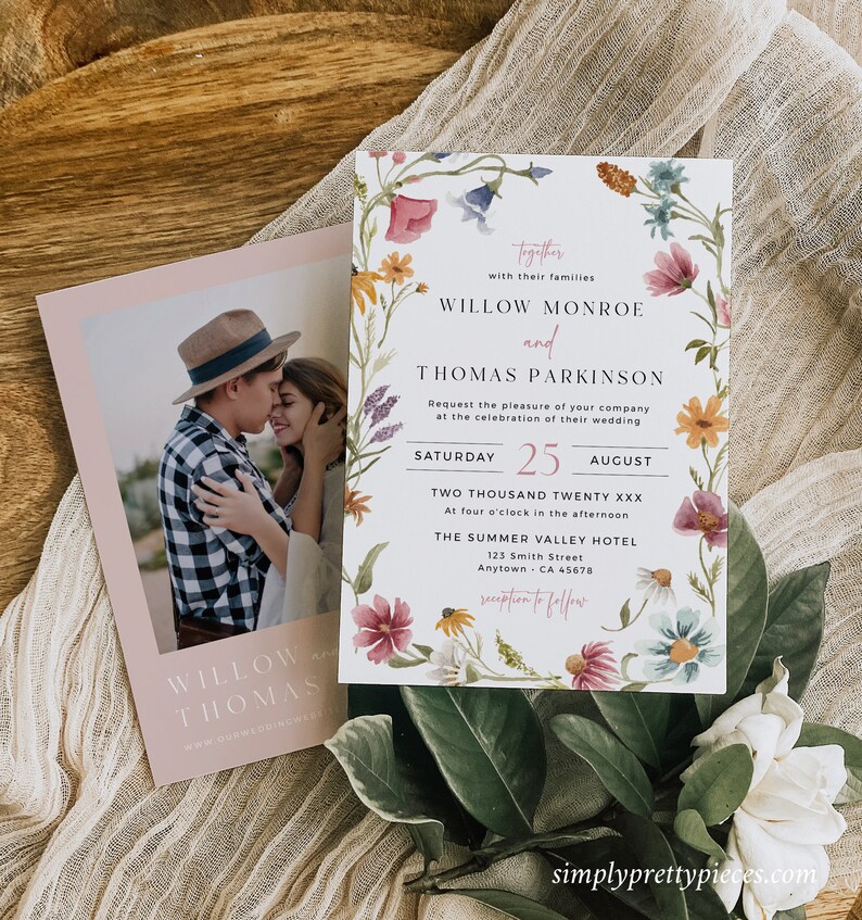 Op de afbeelding: Een huwelijksuitnodiging met een bloemige rand. De uitnodiging is wit met roze en groene bloemen. De tekst luidt "Samen met hun families Willow Monroe en Thomas Parkinson Wij nodigen u graag uit om de viering van onze bruiloft bij te wonen Zaterdag 25 augustus Twee duizend twintig XXX Om vier uur 's middags The Summer Valley Hotel 123 Smith Street Anytown CA 45678 receptie aansluitend simplyprettypieces.com"