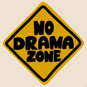 以下が含まれることがあります： 黒い縁取りと太字の黒い文字で「NO DRAMA ZONE」と書かれた、黄色のひし形の標識。クリーム色の背景に配置されています。
