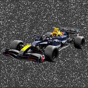 Puede incluir: Modelo detallado de un coche de carreras de Fórmula 1. El coche es principalmente azul marino con detalles en amarillo y rojo. Los neumáticos son negros y el coche tiene un diseño complejo con componentes mecánicos visibles.