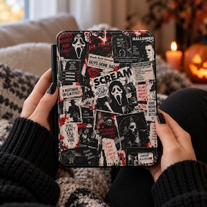 Puede incluir: Una funda rectangular para lector electrónico con un collage de imágenes de películas de terror, incluyendo la máscara de Scream, textos como "SCREAM", "HALLOWEEN", "YOU CAN'T KILL THE VIBE" y "SCARY MOVIES HAPPY PEOPLE", con salpicaduras rojas.
