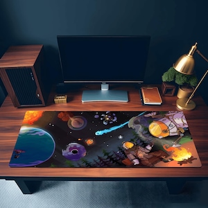 Pode incluir: Tapete de mesa retangular com uma ilustração colorida com tema espacial. O design inclui planetas, uma nave espacial, um astronauta e uma fogueira. O tapete está colocado numa secretária de madeira com um monitor de computador e outros acessórios de escritório.