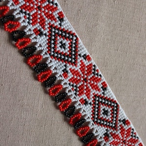 Ukrainskt pärlhalsband med choker – Röd svart vit traditionell Sylianka, handgjord boho folkkrage