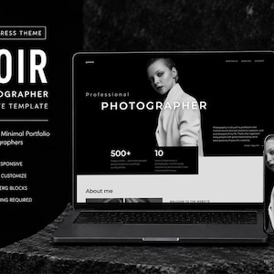 Könnte beinhalten: Ein Laptop und ein Smartphone zeigen eine Website-Vorlage mit dem Titel Noir Photographer. Der Bildschirm zeigt ein Schwarz-Weiß-Porträt einer Person im Blazer mit Texten wie Professional Photographer, 500+ Kunden und 10 Jahren Erfahrung.