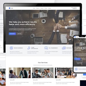 Könnte beinhalten: Eine weiße Keramik-Tasse mit schwarzem Henkel und dem Text "But First, Coffee" in schwarzer, handschriftlicher Schrift. Die Tasse steht auf einer weißen Oberfläche.