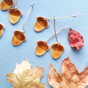 Set of 10 - ceramic pendants - * ACORNS * tree decoration - dollhouse gift tags