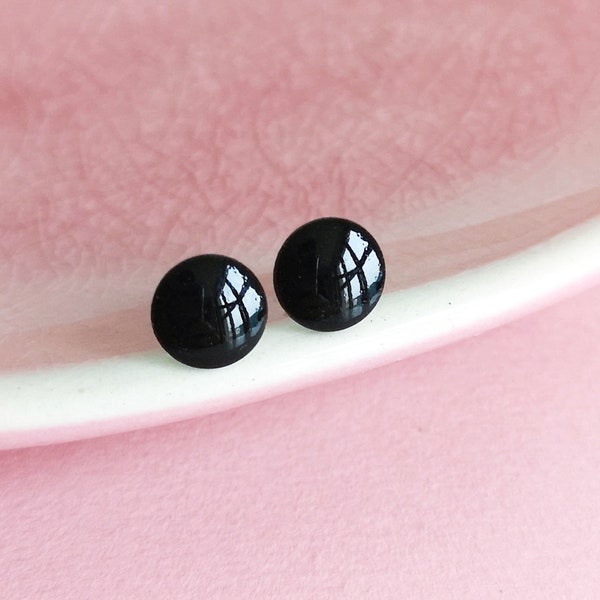 Kleine schwarze Ohrstecker  *SCHWARZ Glänzend*   8mm Keramik & Chirurgenstahl - Geschenke für Sie