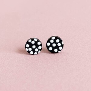 Kleine  Ohrstecker *Polka dots SCHWARZ-WEISS* 8mm Durchmesser - Geschenke für Sie/ Ihn
